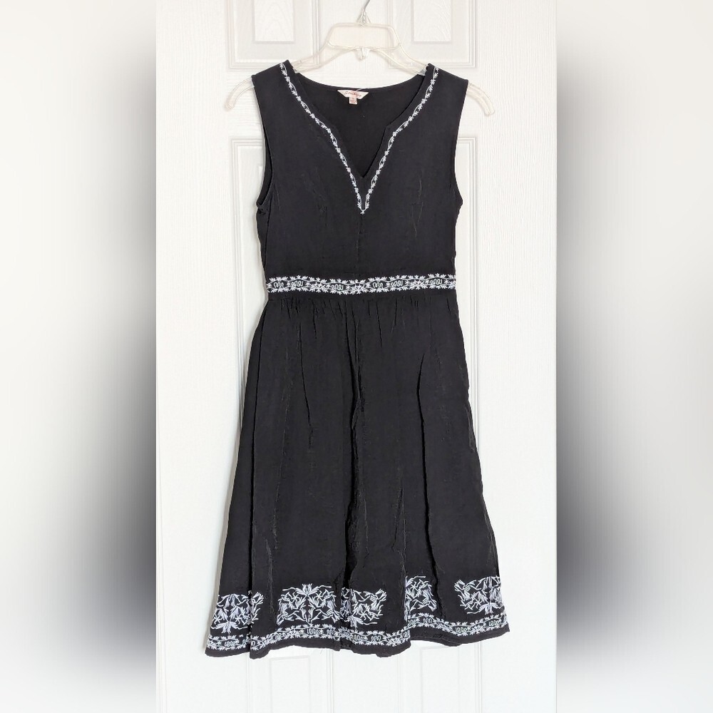 Women's (Size 4) Sleeveless Black V-Neck Midi Dress w/White Embroidered Accents